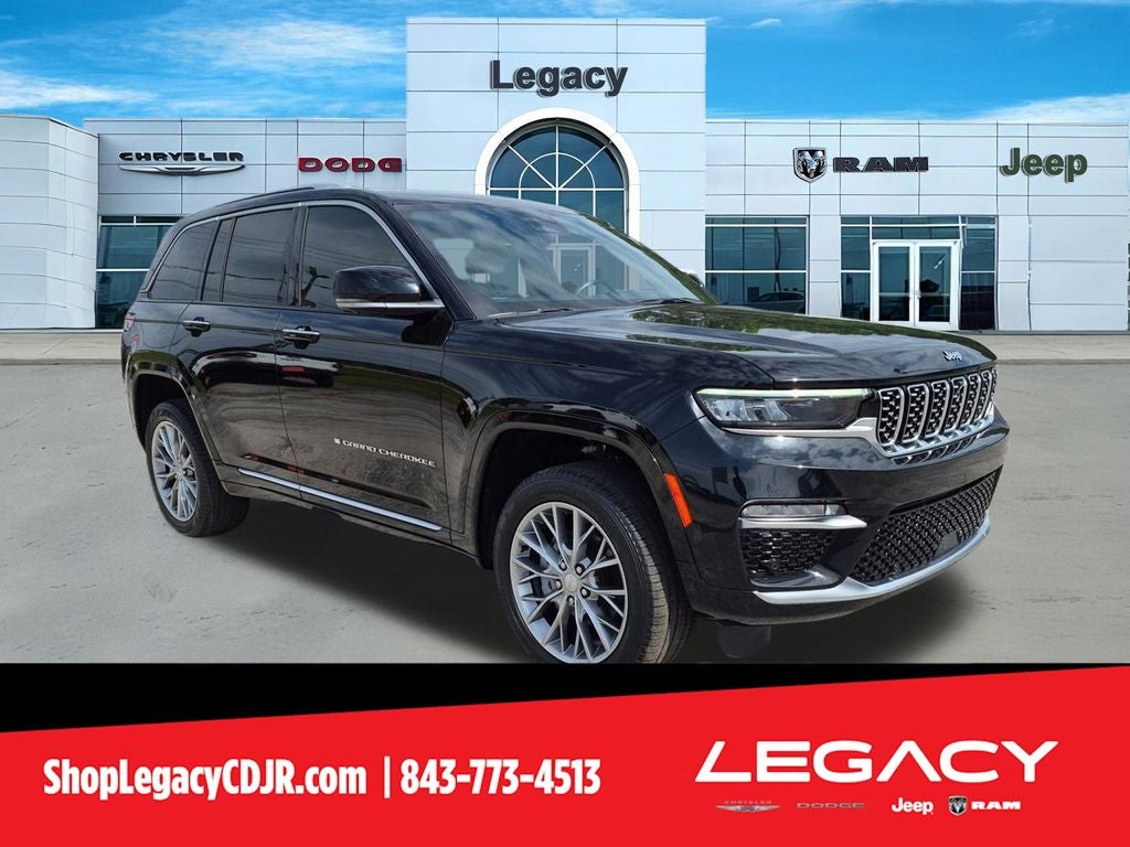 2023 Jeep Grand Cherokee Summit 4x4 in Diamond Black Crystal Pearlcoat — front three-quarter view